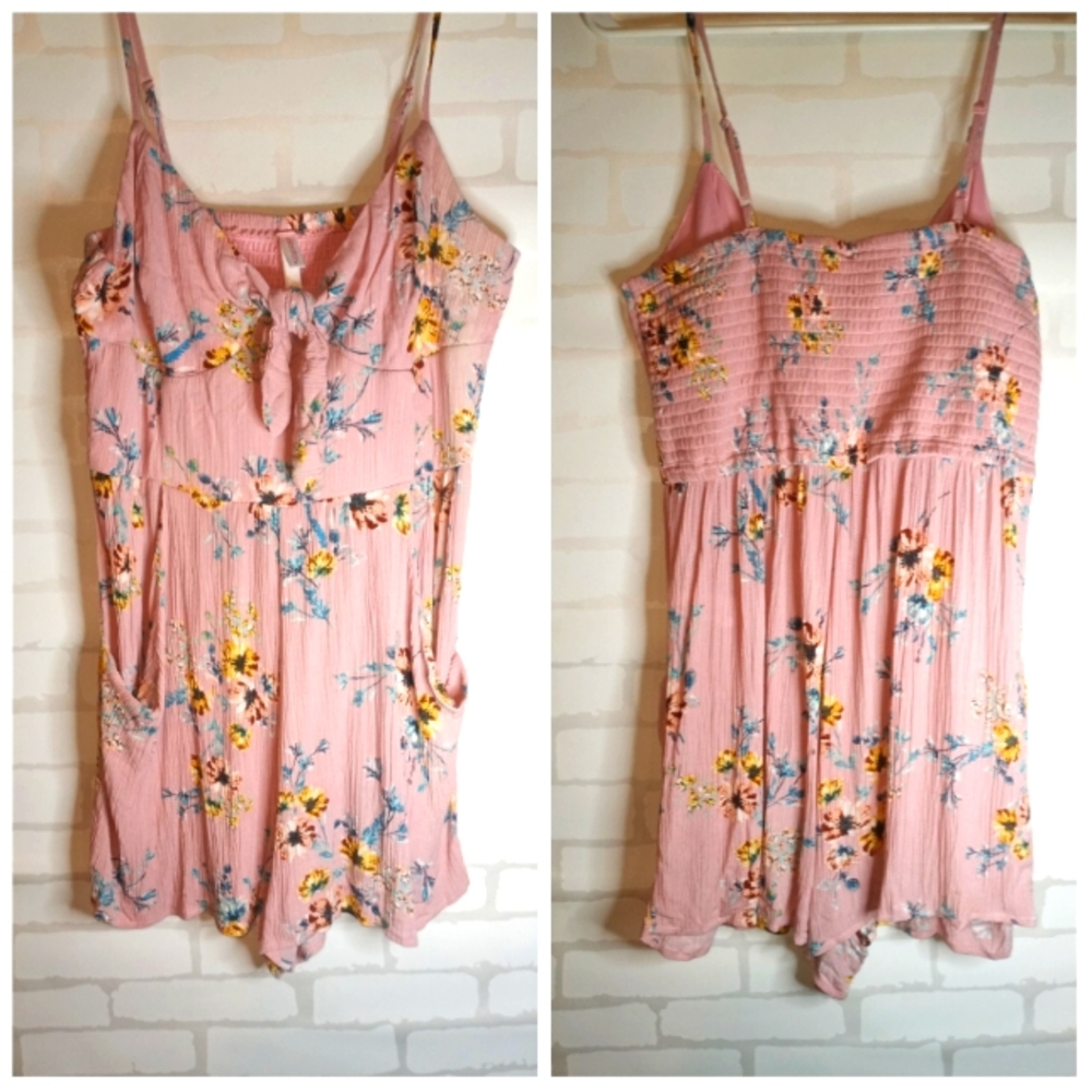 NWT Gorgeous Floral Mauve Romper With pockets medium